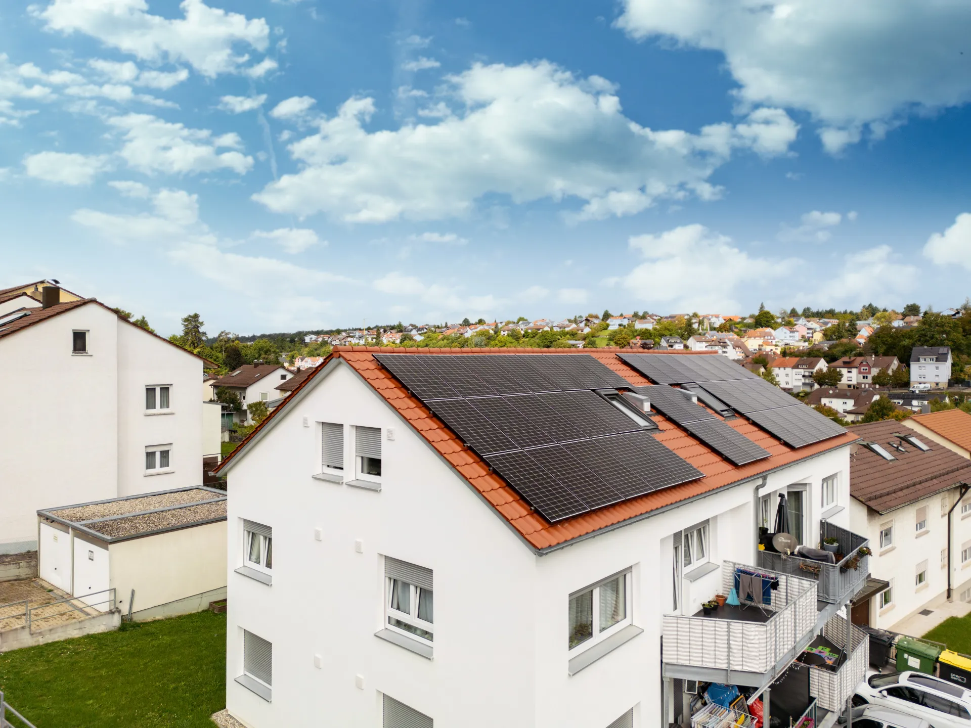 Solarpaneele sind auf einem Hausdach montiert.