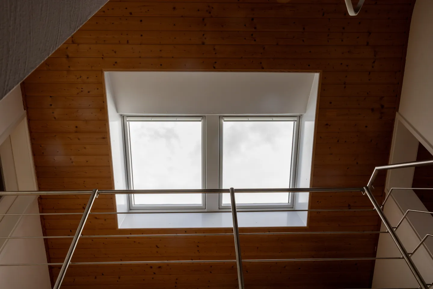 Neu eingebautes Dachfenster von Innen fotografiert.