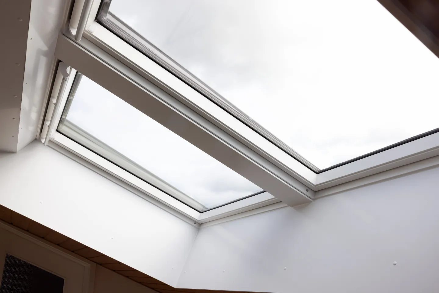 Neu eingebautes Dachfenster nahaufnahme von Innen